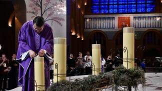 padre advento acendendo as velas