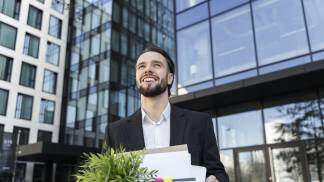 Homem feliz mudando de profissão