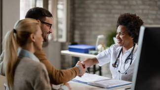 Casal contratando plano de saúde