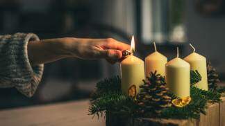 coroa advento natal acender a vela 