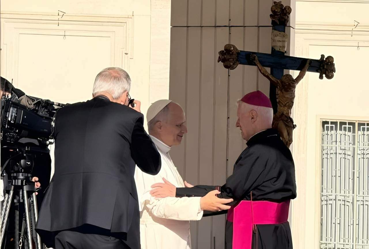 Papa Leão XIV cumprimenta Dom Orlando após Audiência Geral