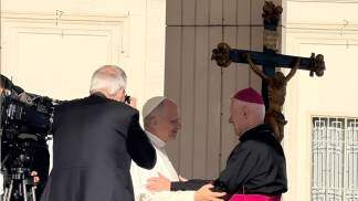 papa leao xiv cumprimenta dom orlando brandes após audiencia geral em dezembro 2025