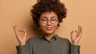 Uma jovem de olhos fechados e se sentindo em paz