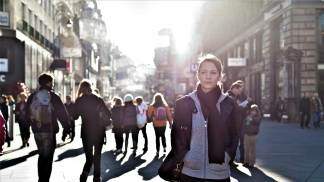 mulher caminhando na rua da cidade