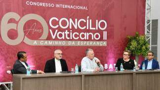 Bispos sentados a mesa participando do Congresso Internacional Concilio Vaticano II