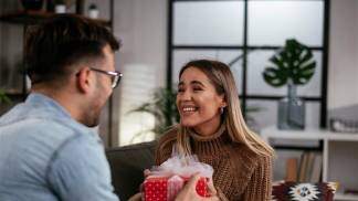 mulher ganhando presente