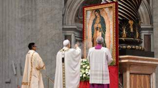 papa leao xiv incensa icone de nossa senhora de guadalupe em missa na basilica de são pedro 2025