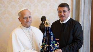 papa leao xiv recebe imagem de nossa senhora aparecida das maos de padre marlos aurelio c.ss.r.