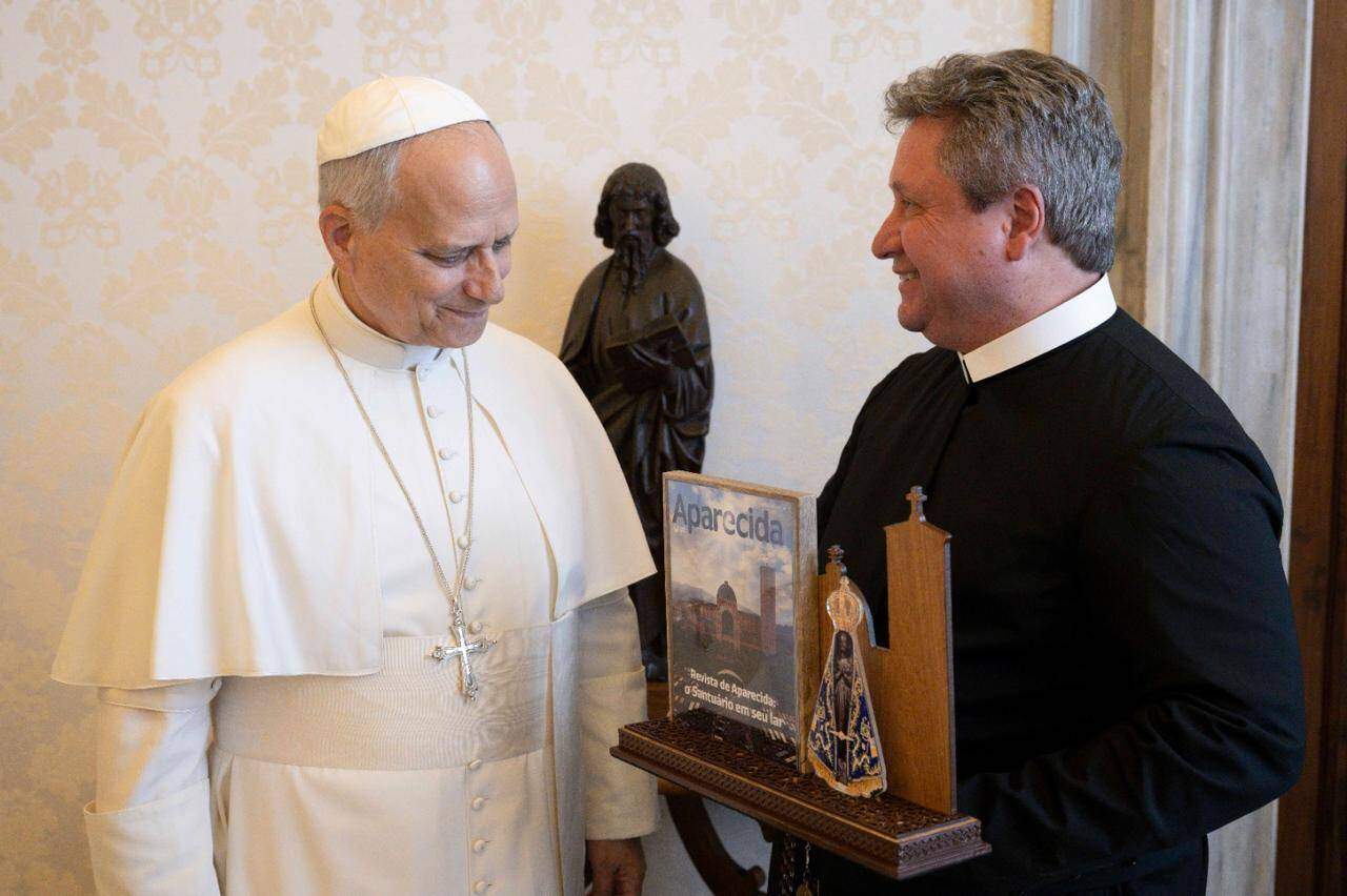 Papa Leão XIV recebe a Revista de Aparecida das mãos do Reitor do Santuário Nacional