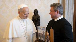 Papa Leão XIV recebe a Revista de Aparecida