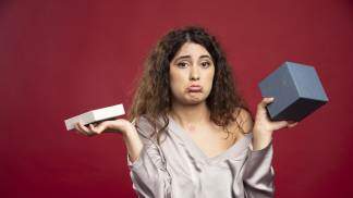 mulher-jovem-sombria-segurando-uma-caixa-vazia_Easy-Resize.com