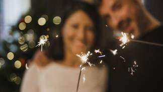 alegre-casal-senior-segurando-fogos-de-artificio_Easy-Resize.com