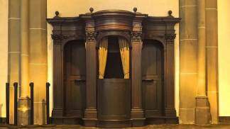 imagem de um confessionario no vaticano