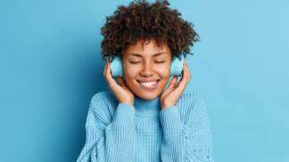 Mulher ouvindo música no fone de ouvido