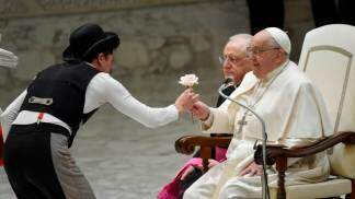 papa francisco recebe flor durante audiencia geral em janeiro 2025