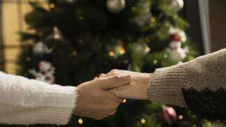Mãos se cumprimentam no natal