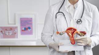 medico-de-vista-frontal-segurando-o-modelo-anatomico_Easy-Resize.com