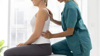 jovem-fisioterapeuta-ajudando-um-paciente-com-problemas-nas-costas_Easy-Resize.com