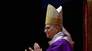 papa leao xiv com vestimentas do tempo do advento e quaresma em viagem apostolica 2025