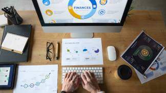 pessoa-no-escritorio-analisando-e-verificando-graficos-financeiros 