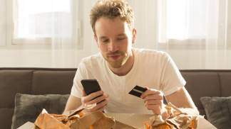 homem-de-tiro-medio-compras-line_Easy-Resize.com