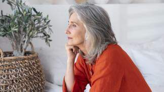 retrato-de-mulher-senior-vestindo-camisa-vermelha_Easy-Resize.com