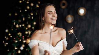 linda-mulher-sorridente-no-vestido-com-champanhe-e-fogos-de-artificio_Easy-Resize.com