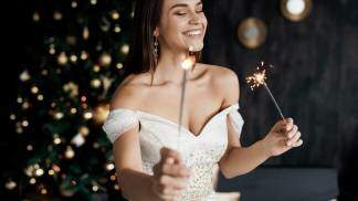 linda-mulher-sorridente-no-vestido-com-champanhe-e-fogos-de-artificio