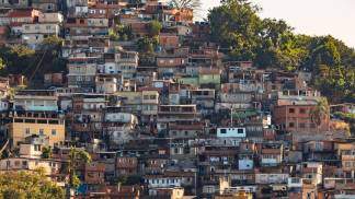 casas no morro em uma comunidade brasileira
