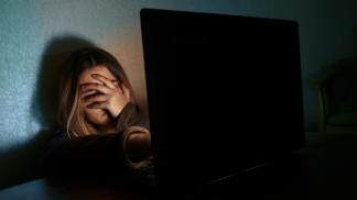 garota com os olhos fechados vendo algo improprio