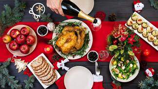peru-assado-ceia-de-natal-mesa-de-natal-e-servida-com-um-peru-decorado-com-enfeites-e-velas-brilhantes-frango-frito-mesa-jantar-em-familia-vista-topo
