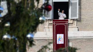 papa leao xiv em angelus na janela e com arvore de natal no plano esquerdo em 2025