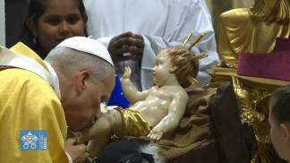 papa leao xiv beija imagem de menino jesus na missa do galo