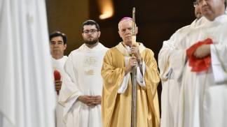 dom orlando e outros padres ouvindo o evangelho durante missa de natal