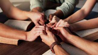 Mãos unidas rezando