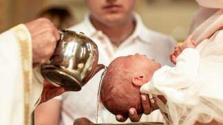 bebe sendo batizado