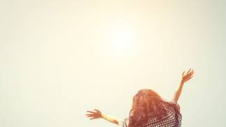 vista-inferior-da-mulher-com-os-bracos-abertos-olhando-para-o-ceu_Easy-Resize.com