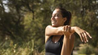 mulher-sorridente-de-tiro-medio-alongando-se_Easy-Resize.com