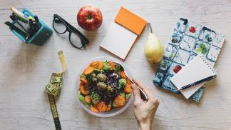 salada-de-mistura-da-mao-da-colheita-no-escritorio_Easy-Resize.com