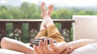 jovem-relaxar-na-cama-e-apreciar-vista-da-montanha_Easy-Resize.com