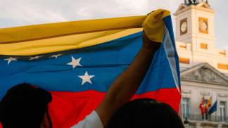 homem-segurando-bandeira-da-venezuela_Easy-Resize.com