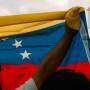 homem-segurando-bandeira-da-venezuela_Easy-Resize.com