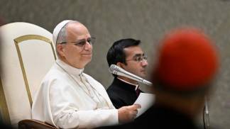 papa leão xiv sentado em frente ao microfone em audiencia geral 2026