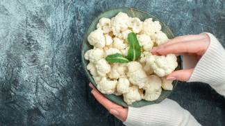 Mulher manuseando uma couve-flor