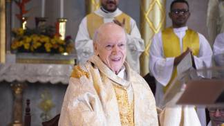 Padre Penido durante missa