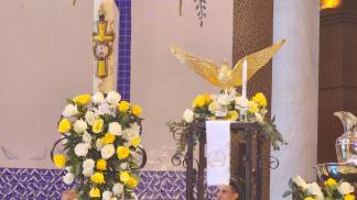 círio pascal e pomba do espírito santo no altar central do santuário nacional na festa do batismo do senhor 2026