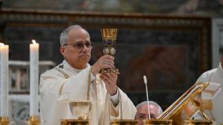 papa leão xiv ergue calice durante consagração 