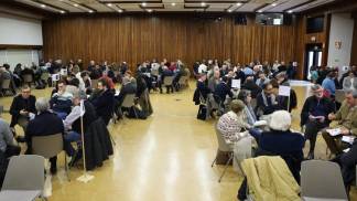 pessoas reunidas sentadas em mesas participando do II Encontro Sinodal Nacional 