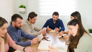 reunião pastoral pessoas na mesa rezando