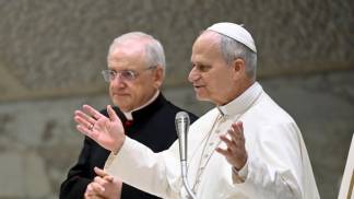 papa leão xiv com as mãos abertas falando ao microfone em audiencia geral em 2026